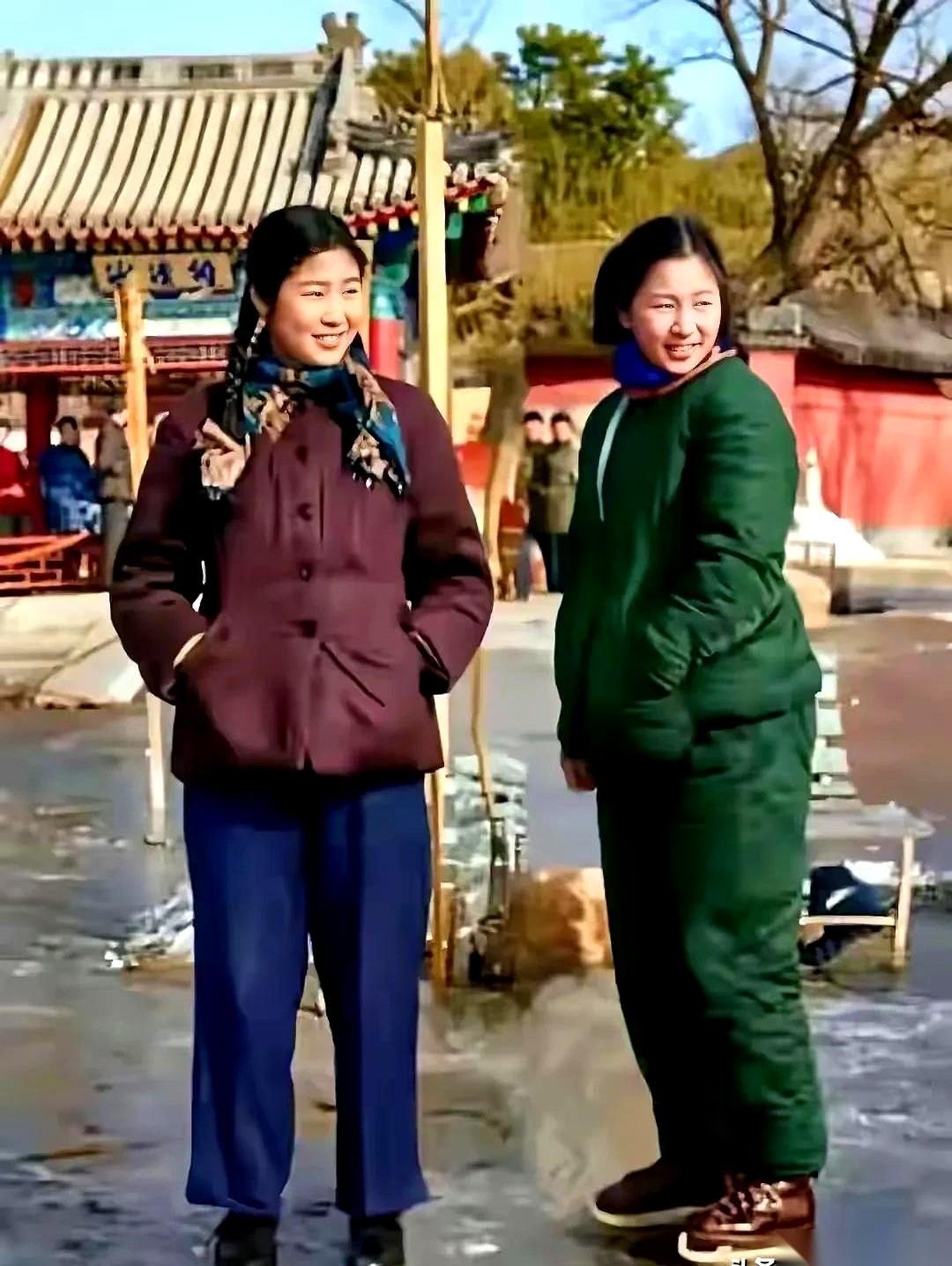 如果你在当年的老胡同里撞见李敏和李讷，哪怕擦肩而过，你可能都不会回头多看一眼。