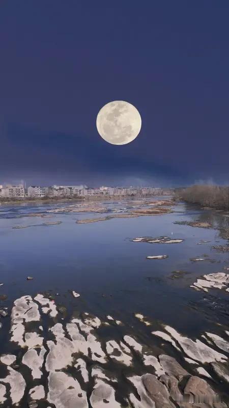 《七律   望月思远》
冰轮皎皎夜空明，独对清辉念远星。
桂影摇风生醉色，酒旗舒