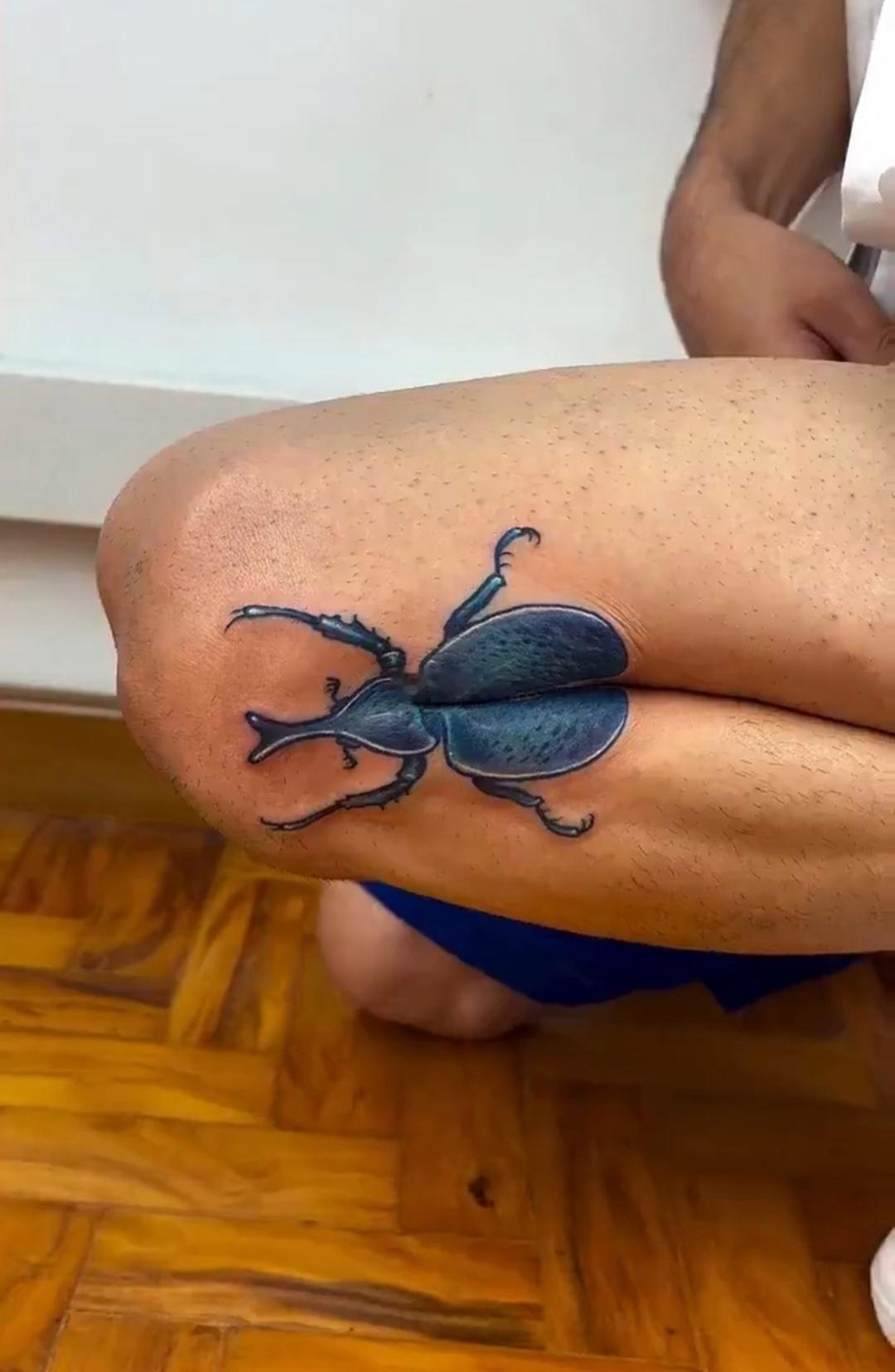 女孩腿上纹个虫 她说这就叫艺术 