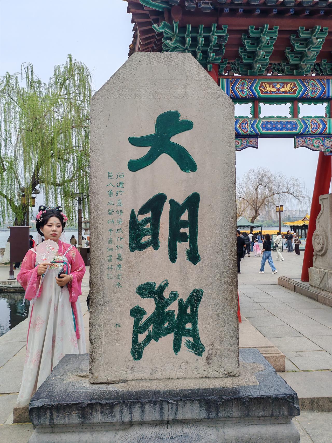 大明湖的风景确实绝了，每次去都像开盲盒。冬天去大明湖，那叫一个静谧。12月的大明