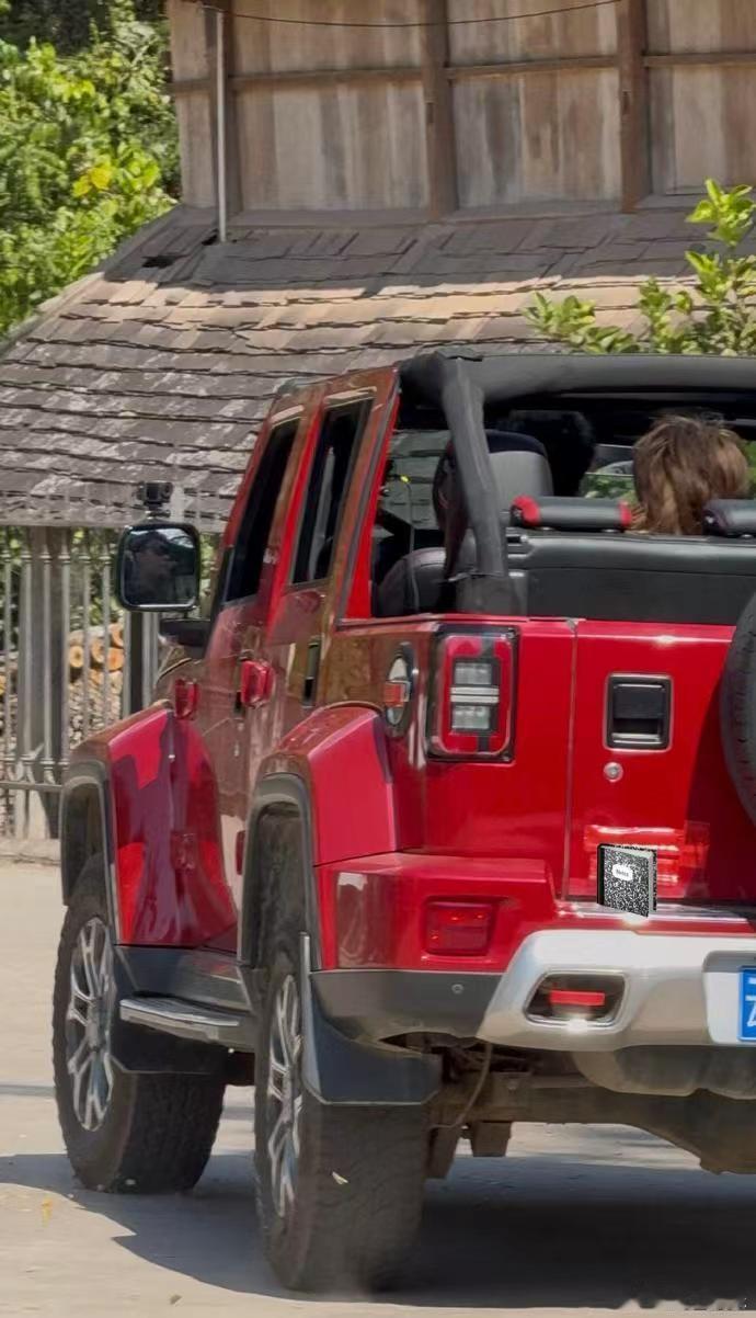 鹿晗五哈栗子头造型鹿晗五哈坐皮卡路透 鹿晗五哈坐皮卡路透，鹿晗五哈栗子头造型，谁