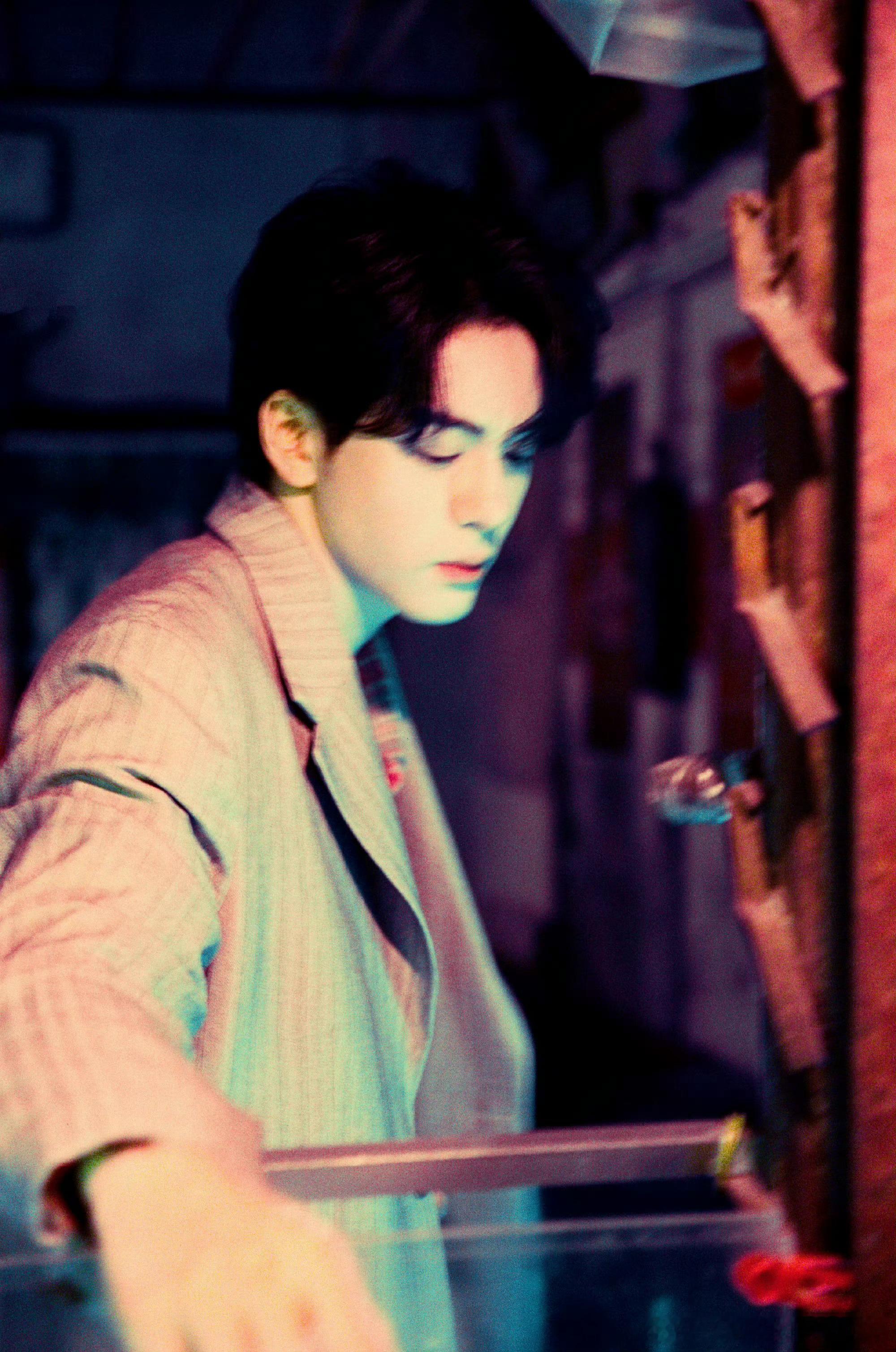 曾舜晞 这是谁家的网文男主 被曾舜晞帅到失语！这一套造型氛围感拉满，妥妥的行走的