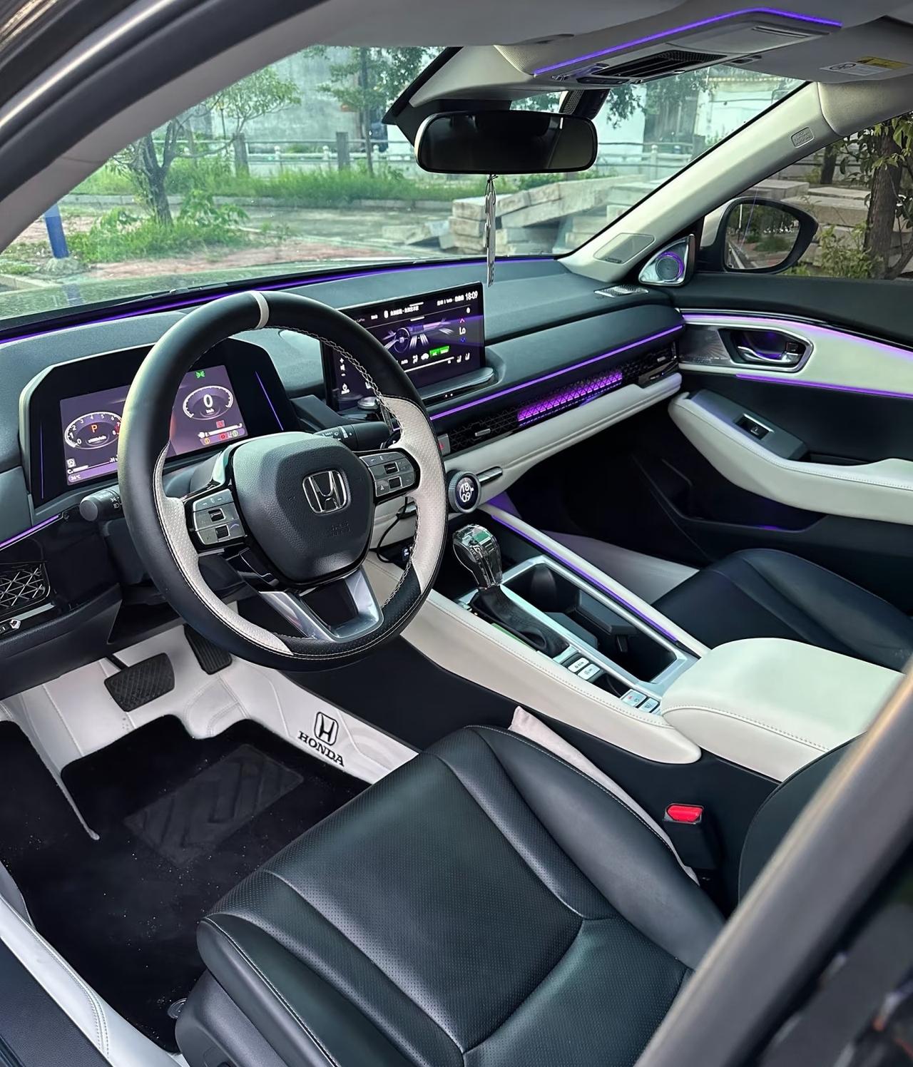 上个月陪老丈人看车，他指着雅阁说“这车当年我想都不敢想”。现在12万就能开走，他