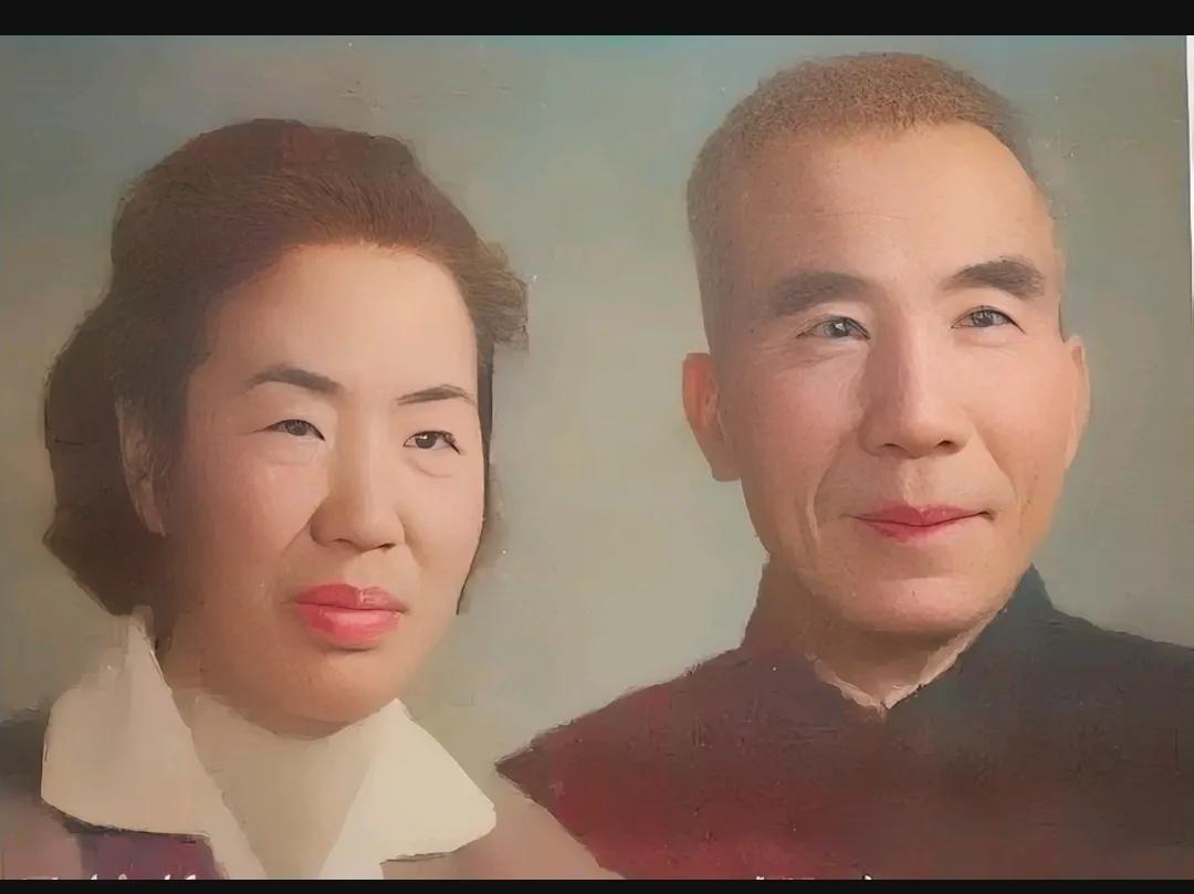 1966年，王耀武和妻子吴伯伦的合影，一脸倔强，2年后去世！