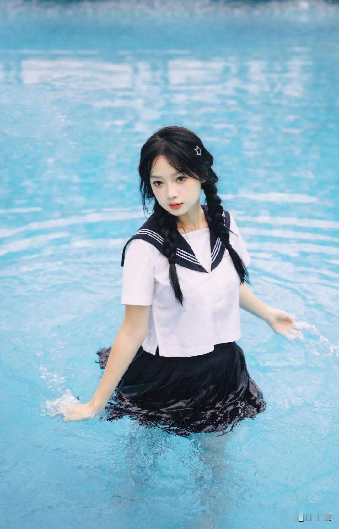 双辫垂波影，
青衿映水柔。
指尖撩碧浪，
一眼动清秋。