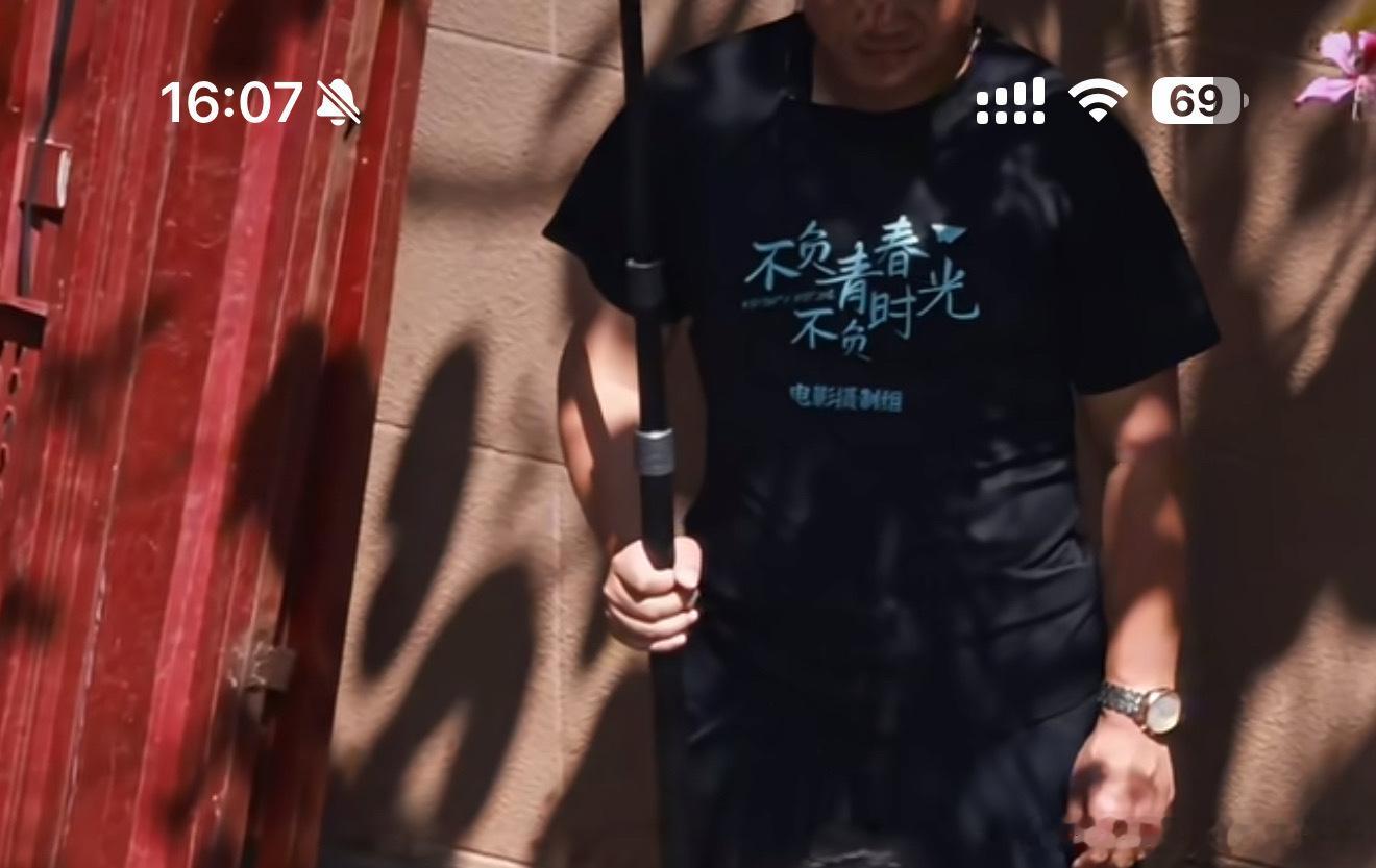 tg 他们的路透工作人员衣服写的是不负青春 不负时光电影摄制组 