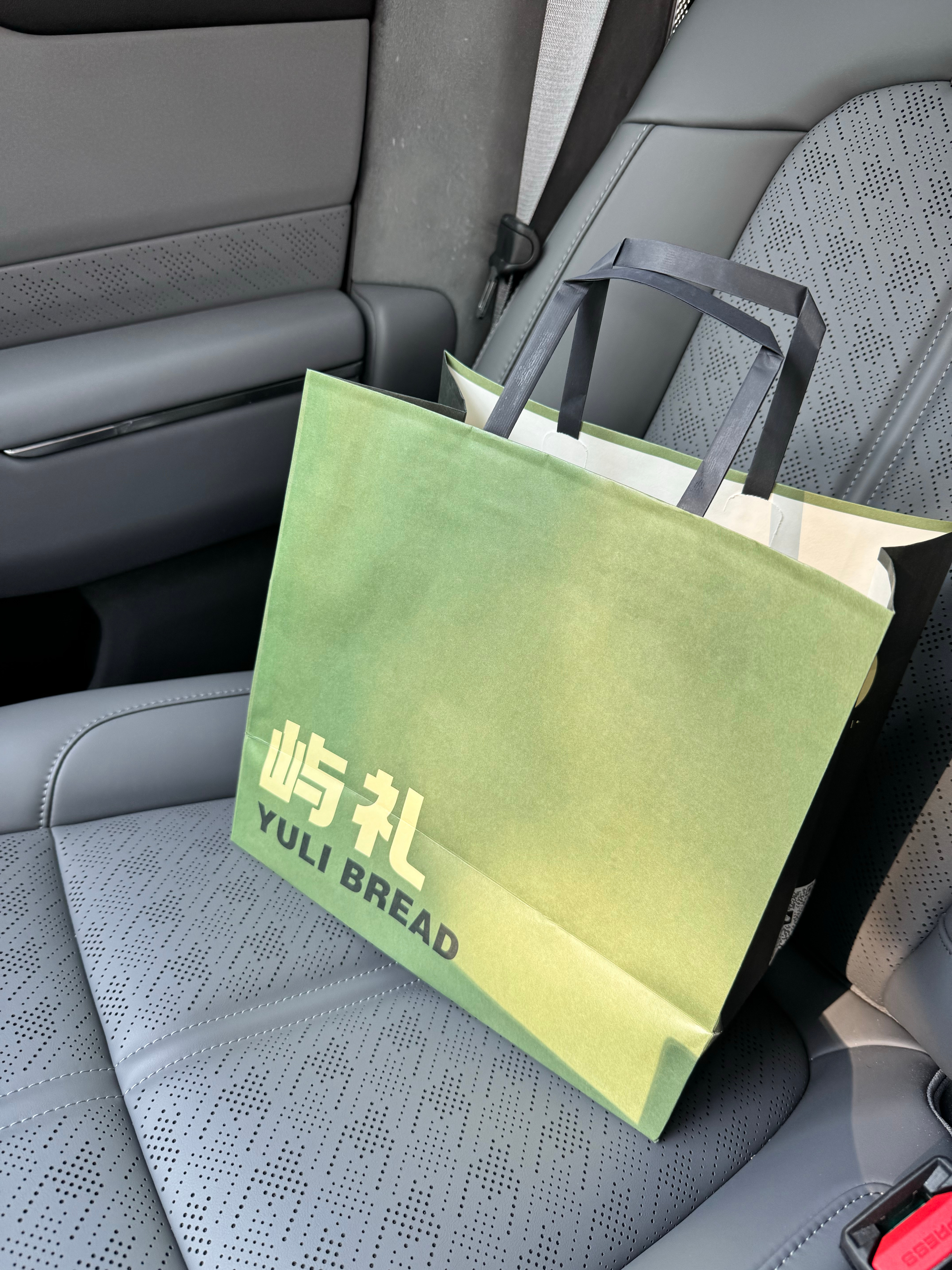 找了一家工作室体验了一下筋膜刀，右肩还是有点下沉，要叫矫正体态，可是不能健身了。