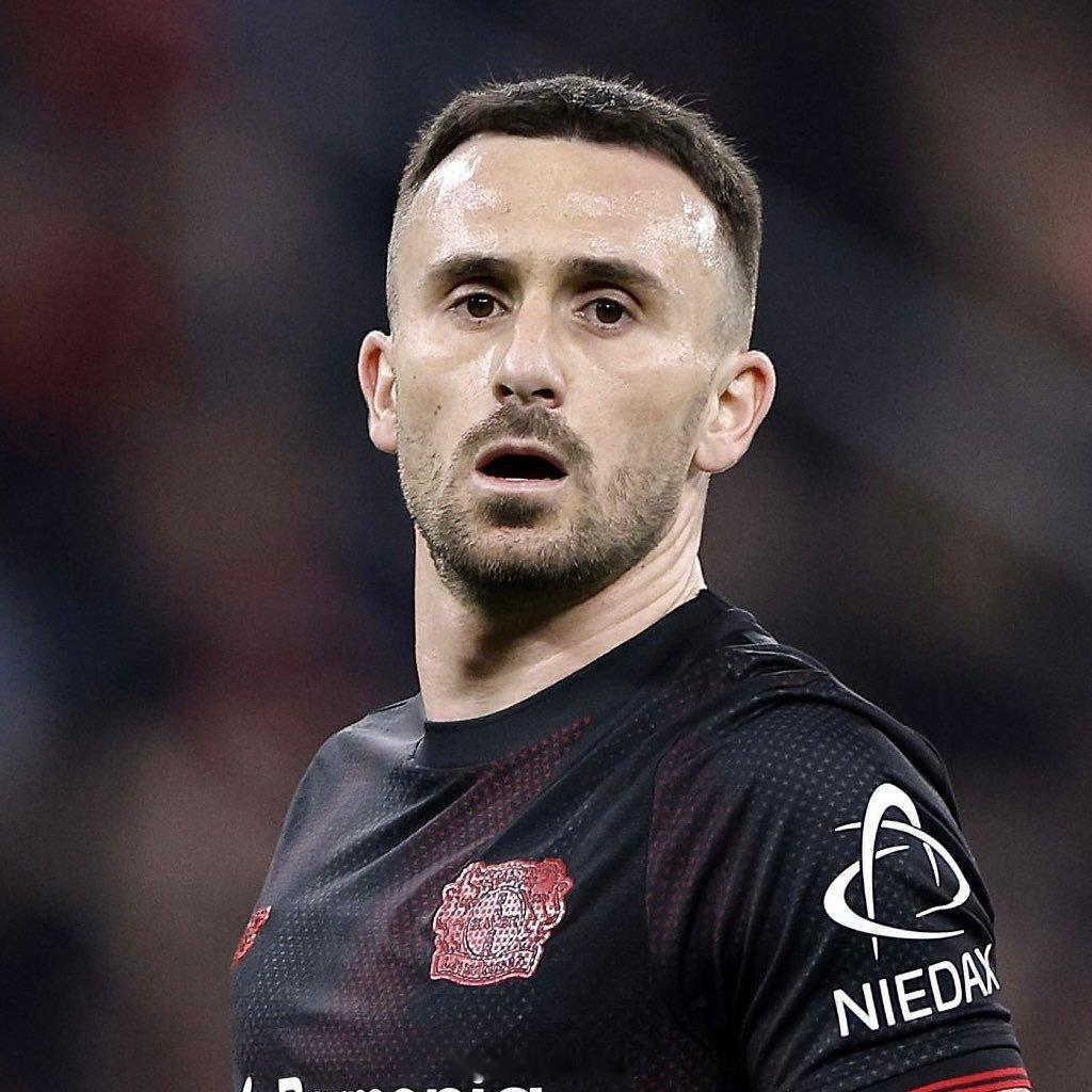 勒沃库森1比1阿森纳 勒沃库森轻松化解了阿森纳的高位逼抢，这绝非易事。阿森纳是世