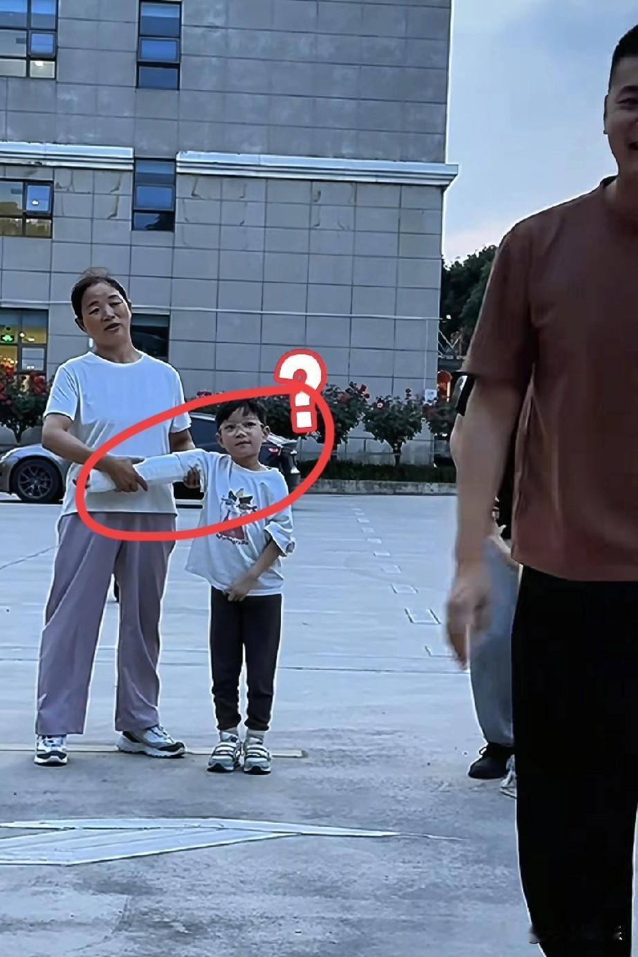 我是小金果妈妈，可不舍得折腾孩子。

儿子胳膊骨折都手术了，还拉着孩子一起跳舞，