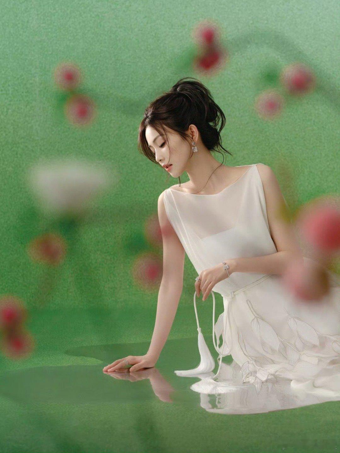 白鹿白色无袖纱裙白鹿捧花怼脸拍白鹿白色无袖纱裙，人比花娇，[心][心] ​​​