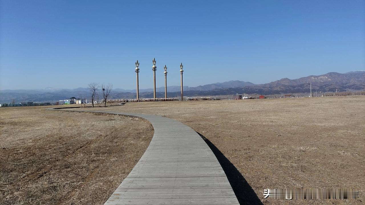 辽阔的敕勒川草原
🍁春和日丽，有游客在骑马。这一片广阔天地，空气清新，交通便利