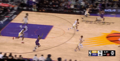 见怪不怪，
库里再进神奇三分，
三分线外随手一扔，
打板命中。