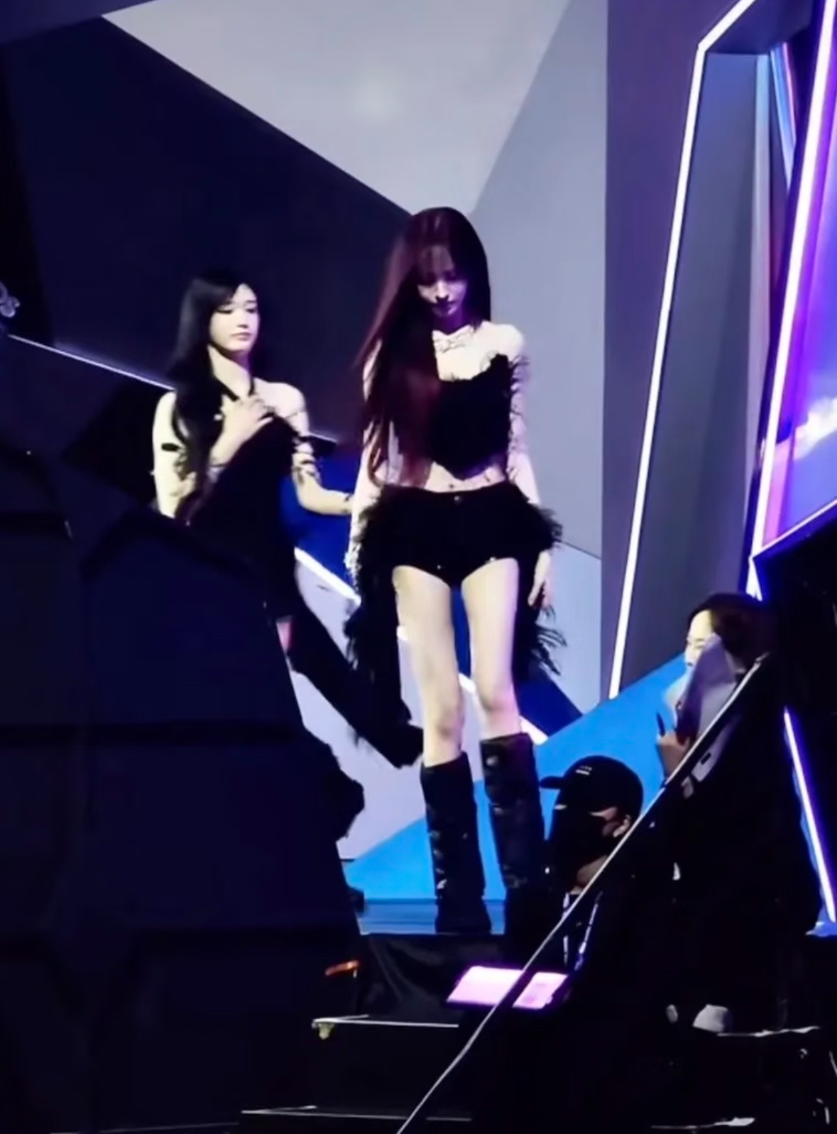 liz这双腿终于被发现了，太直了吧又长又直又白，不管什么角度都很美，怎样才能拥有