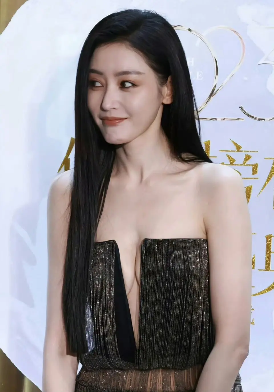 张天爱。