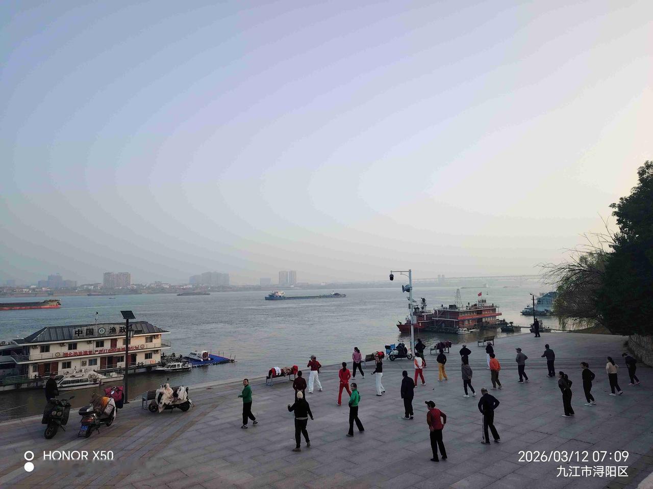 我的今日状态：😁轻松愉快
我这里的天气：☀️晴天长江岸边晨练打卡分享运动快乐