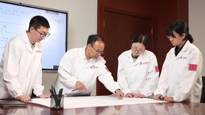 如今高校里存在一种极不合理的反常现象，不少用心备课、认真授课的老师年年教学业绩拿