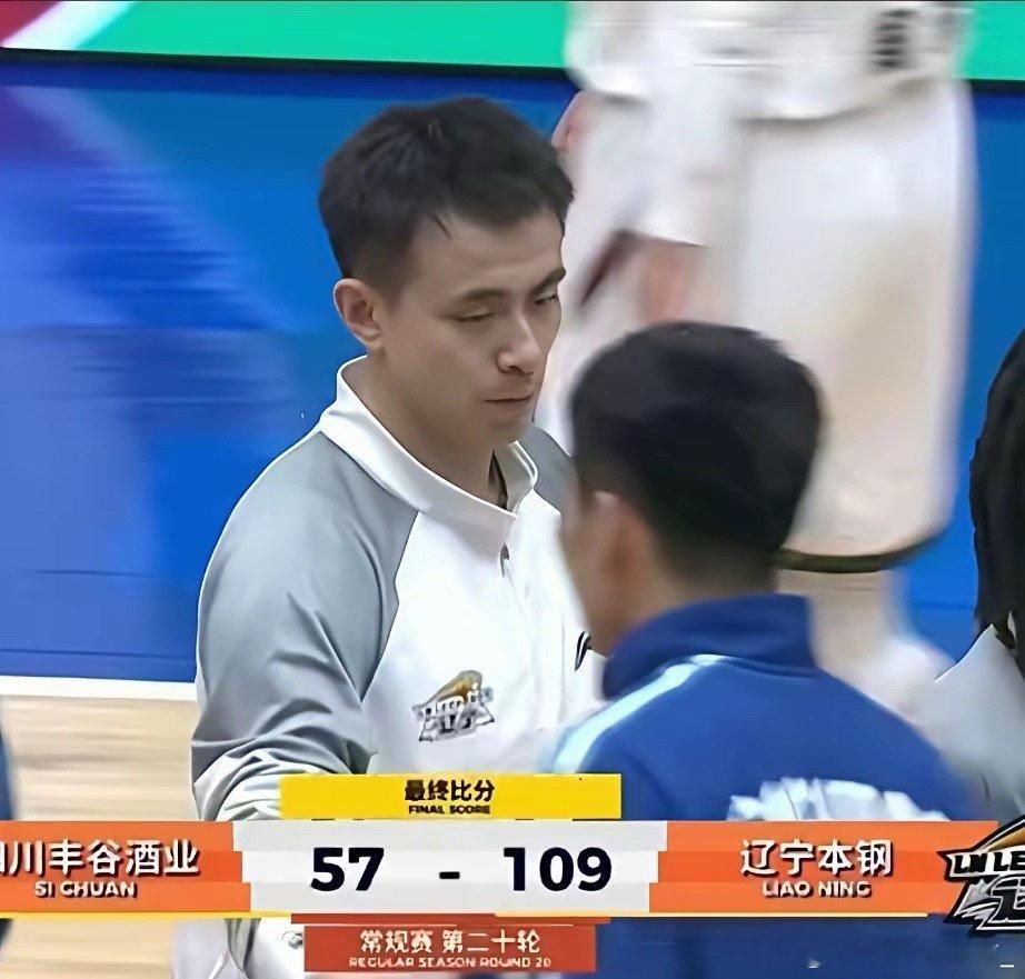 四川主帅生无可恋！不忍直视主场被辽宁队按着打，上半场还能站在场边指挥，下半场直接