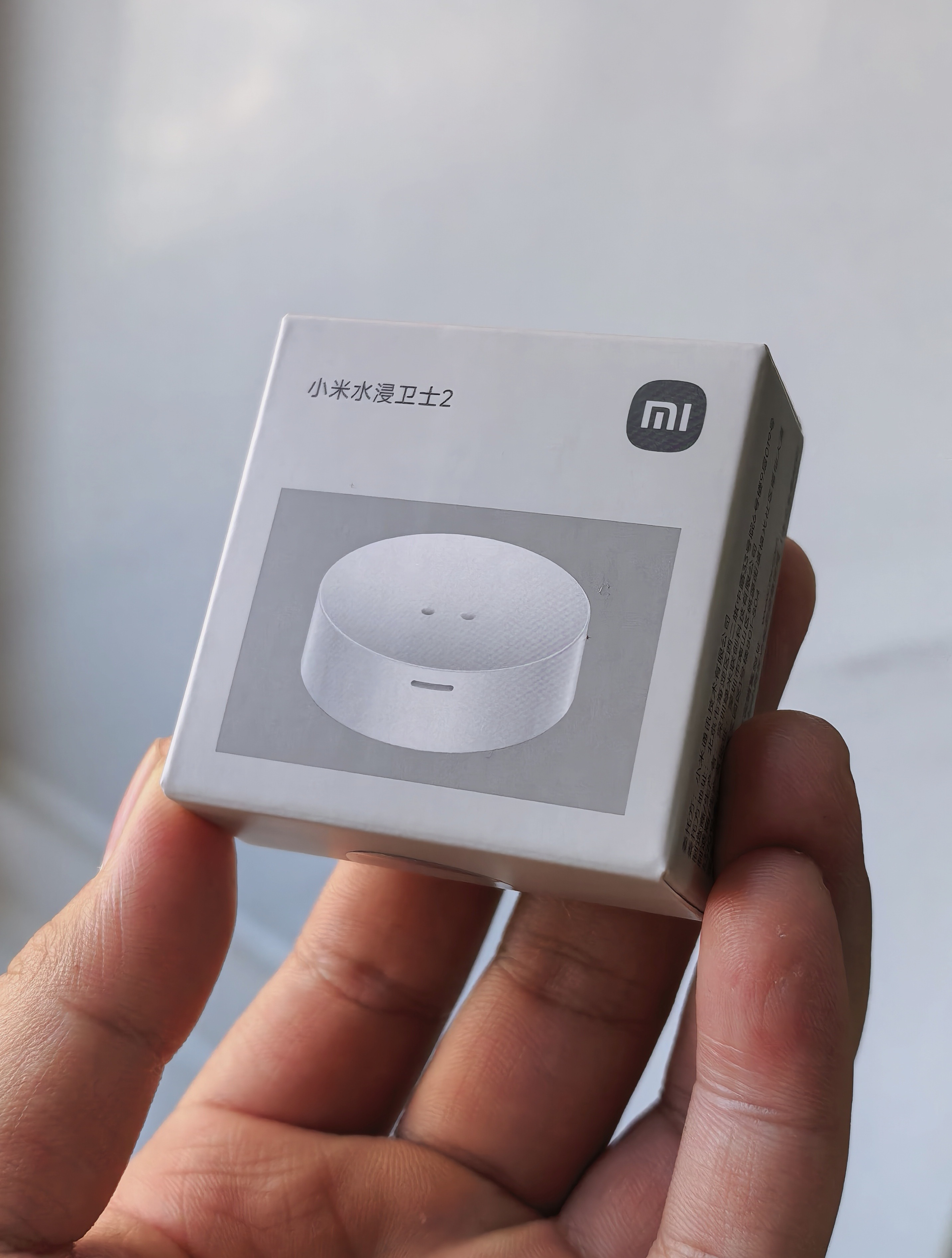 最近开始供暖了，在家里橱柜下面放了一个这个「小米水浸卫士2」，几十块钱买个心安，