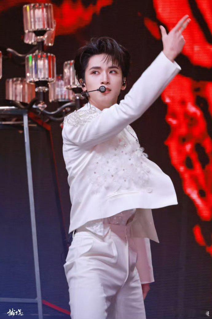 严浩翔不语只是一味going   严浩翔不语只是一味going，白衬衫扣子开了，