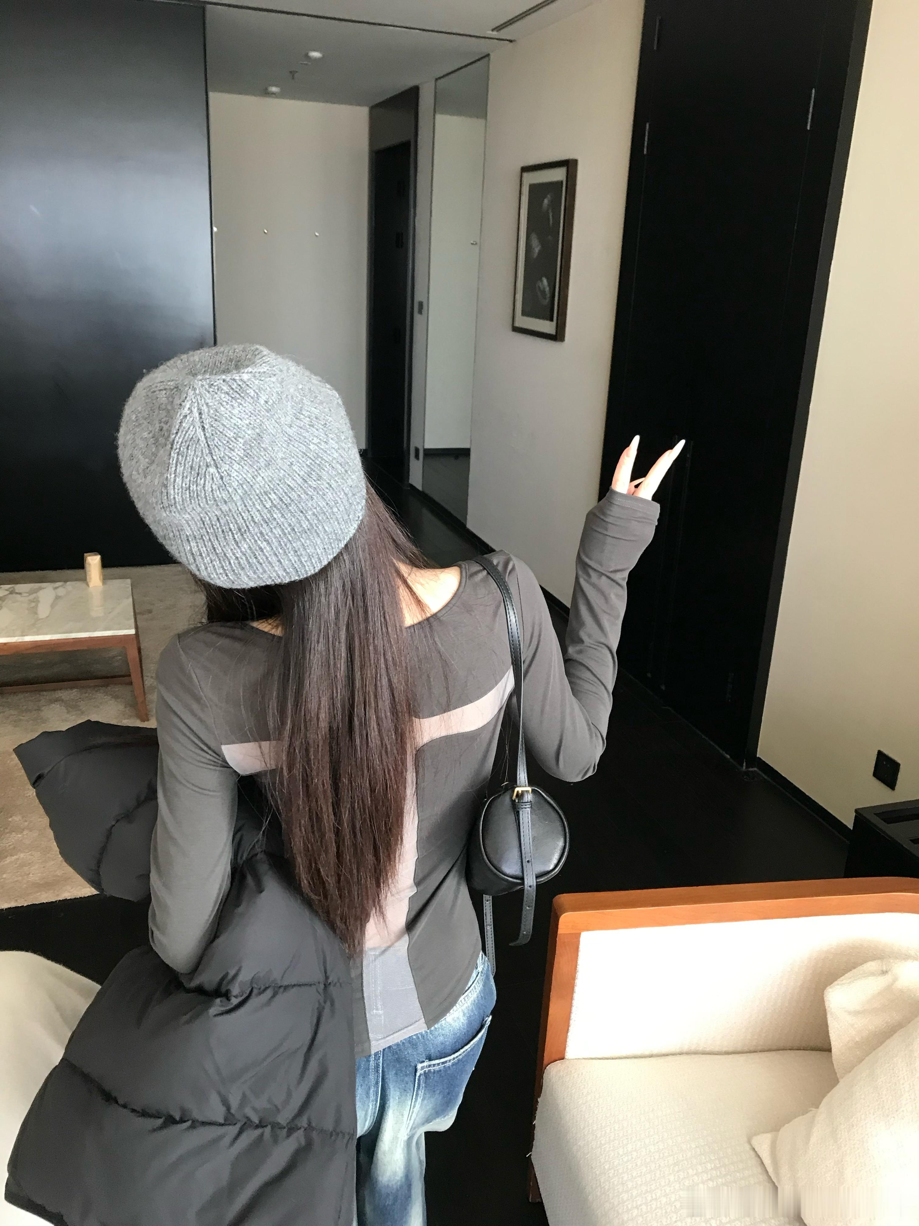 延续秋季新品的设计感天丝打底衫[酷]身后的十字架微透网纱将包裹住的肌肤若隐若现很