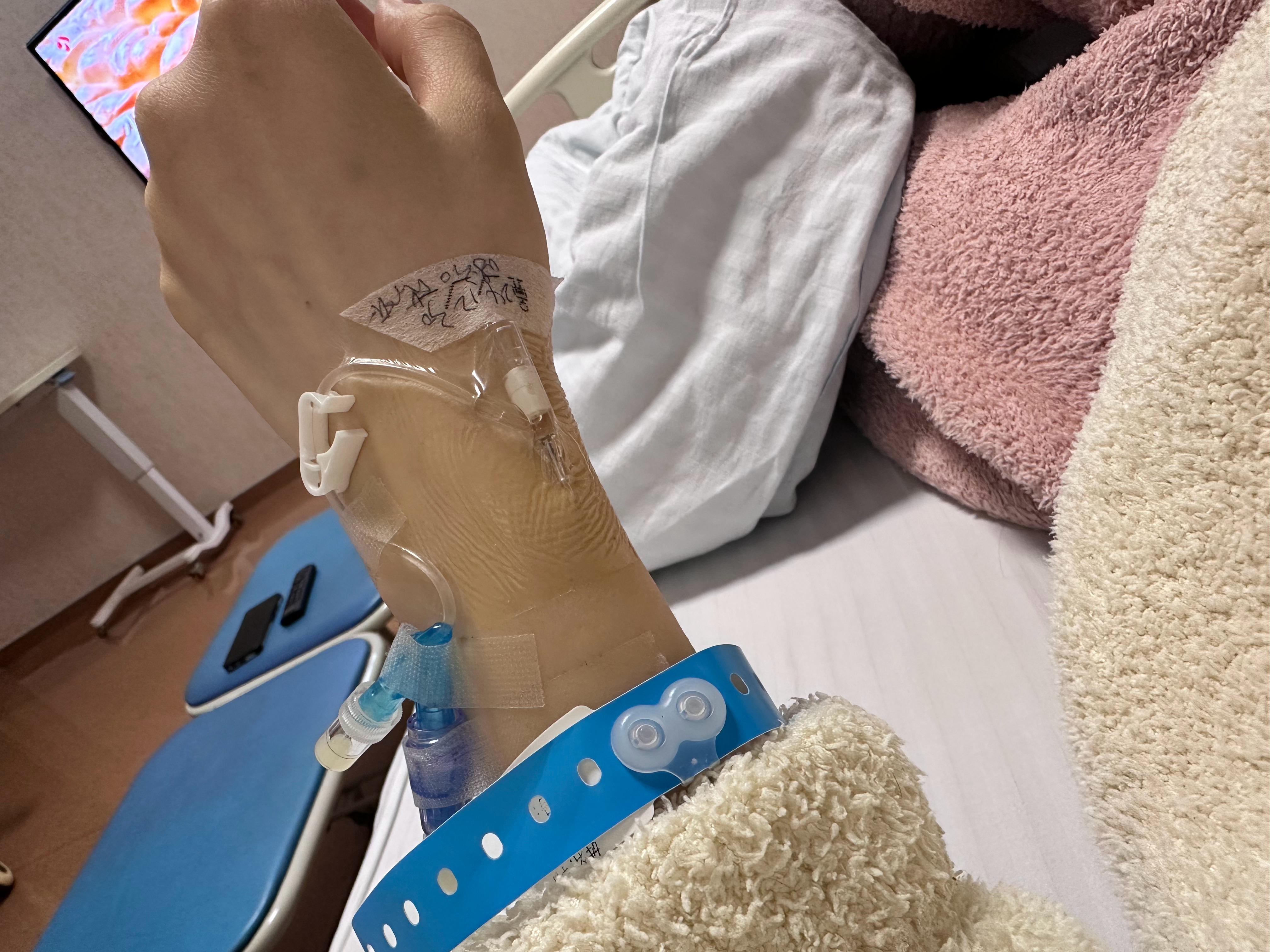 生病了，住院了虽然不是第一次住院，但是真的好痛，每天哭，还要忍住不要哭，不能让父