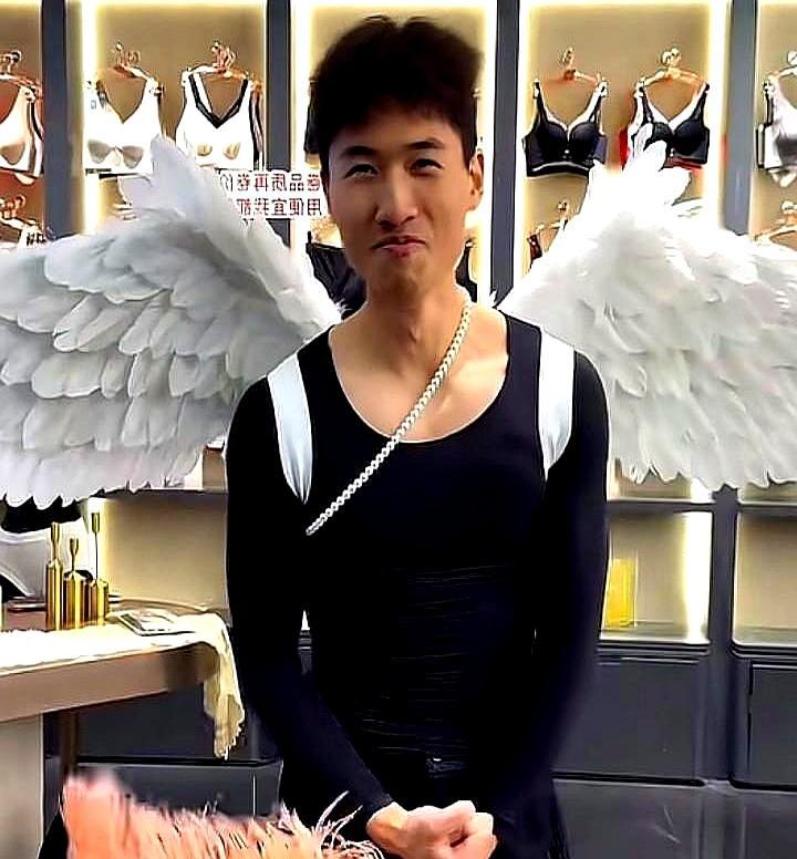 离散24年的亿万寻亲家庭，现在天天在家玩维密走秀。
 
你敢信？许健华举着手机当