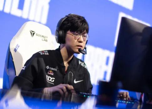 如果EDG管理层还愿意当人，索性就放Jiejie和Ale离队吧，太折磨人了[捂脸