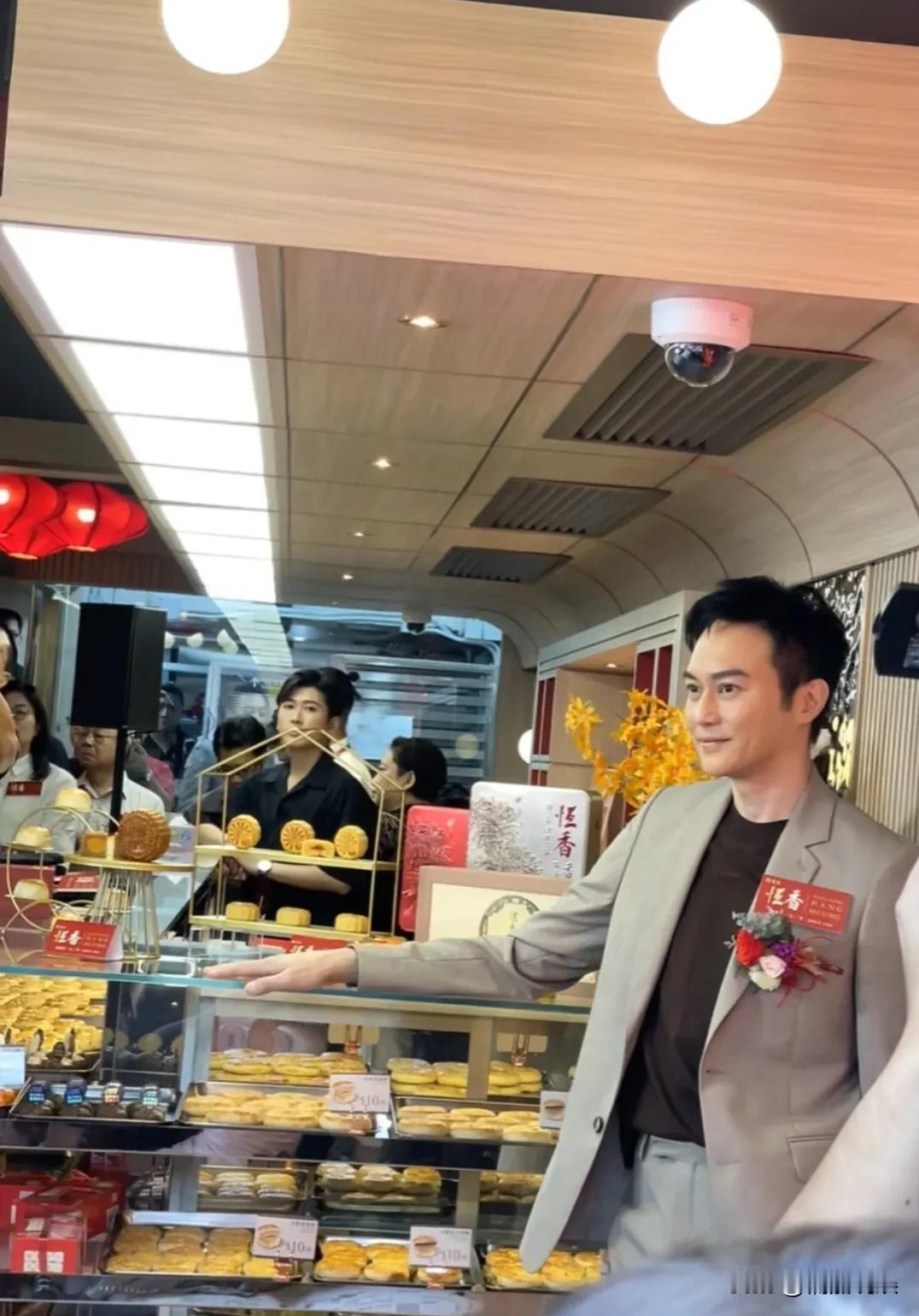 张智霖现身香港元朗某点心店开业。
54岁的他，皮肤很白，头发很浓密，皮肤紧致，脸