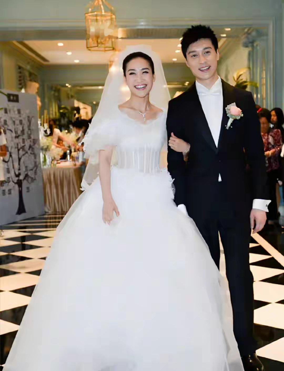 原来陶昕然和何建泽已离婚，结婚10年一直AA，如今一个单亲养娃一个事业下滑 