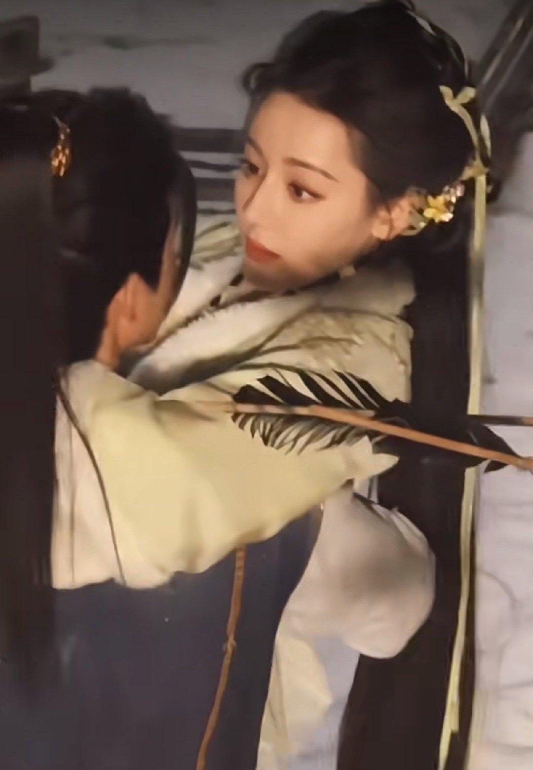 迪丽热巴、陈飞宇《慕胥辞》最新公主抱路透[送花花] 