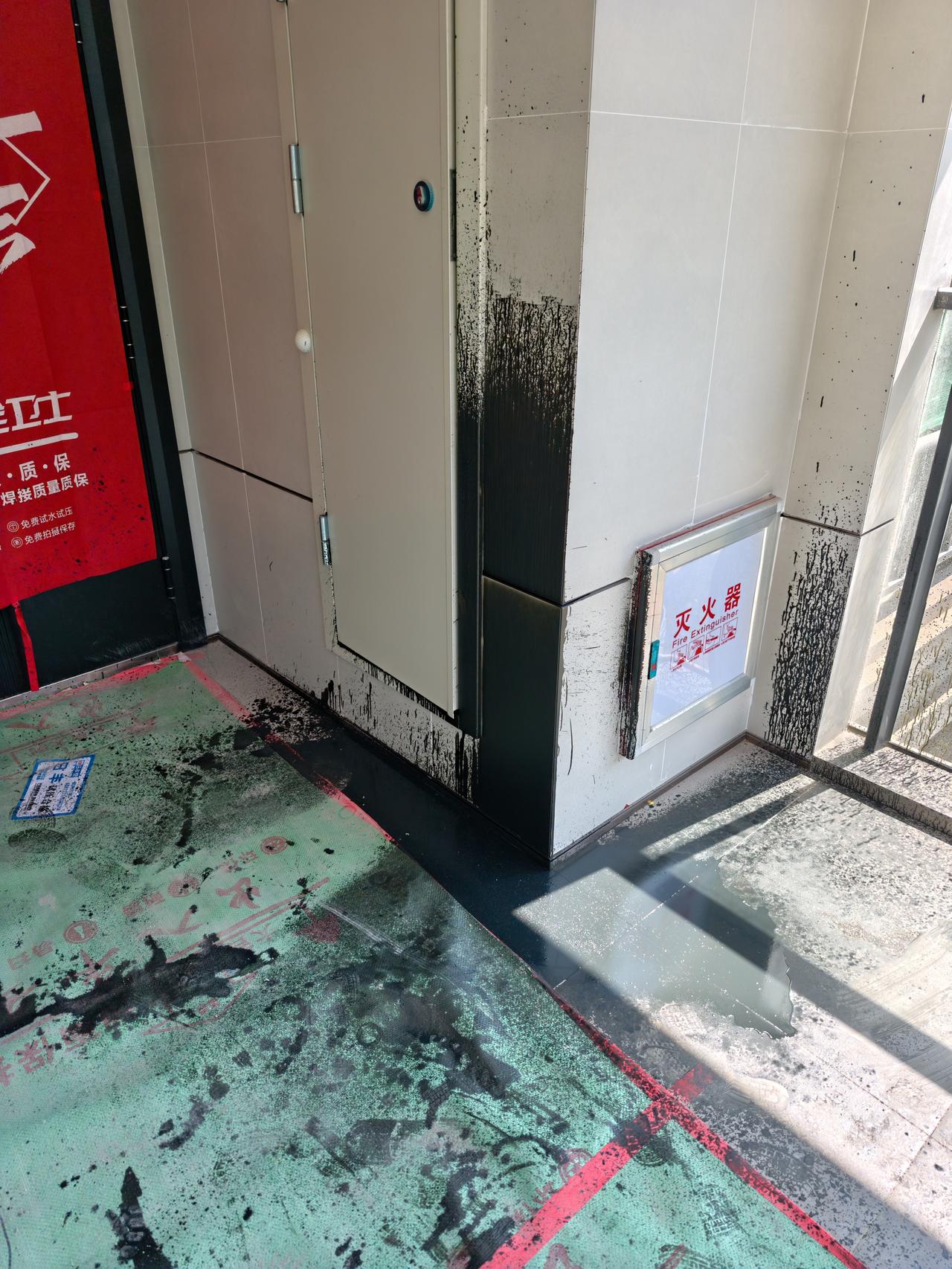 第一次对一个小区工程部发这么大火，别家补个漆来我家门口接电，结果气管爆了喷的到处