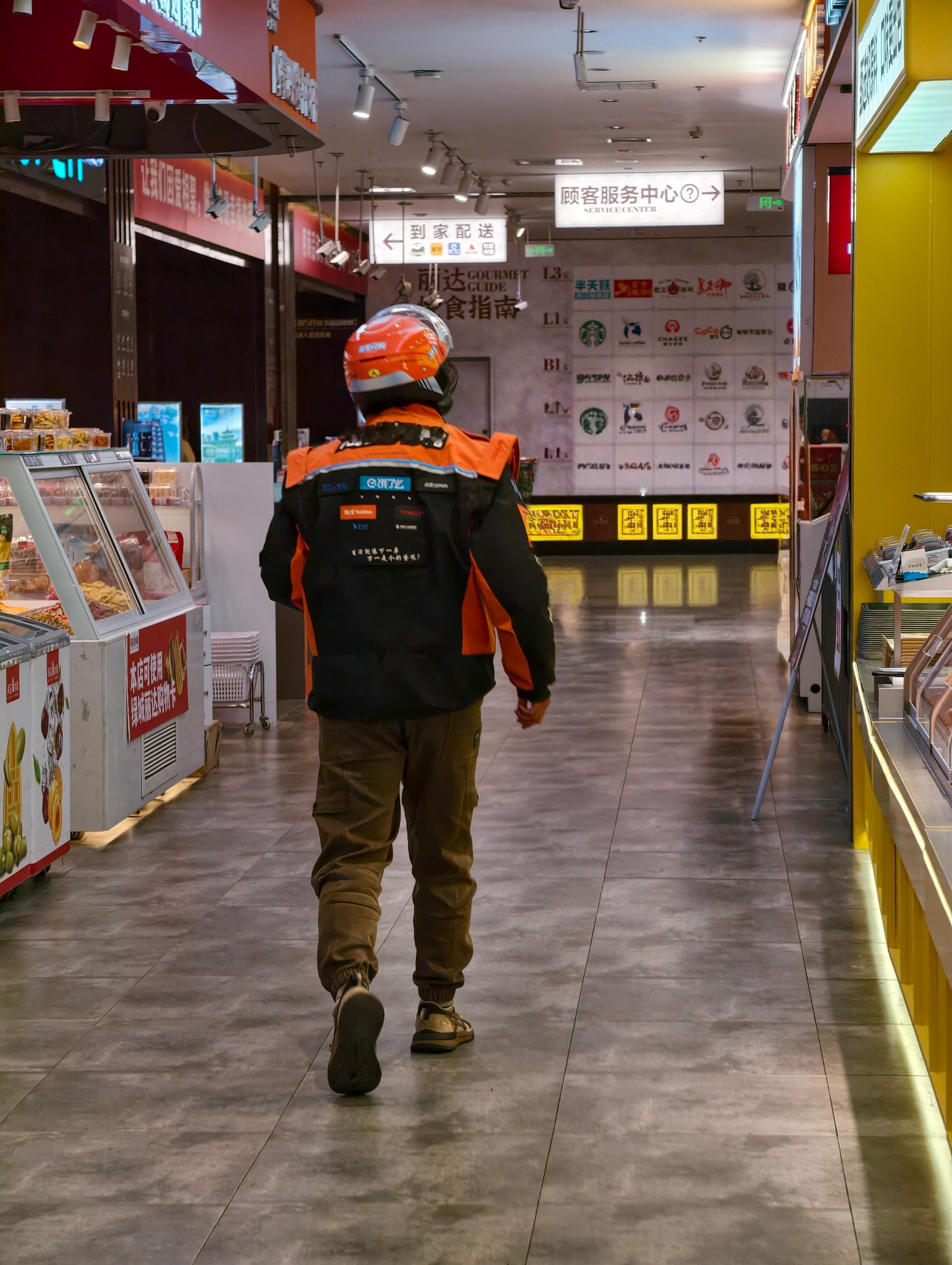 饿了么骑手已更换橙黑新工服 刚说到这个新工服，就看到有骑手穿！稍稍让豆包改了改，