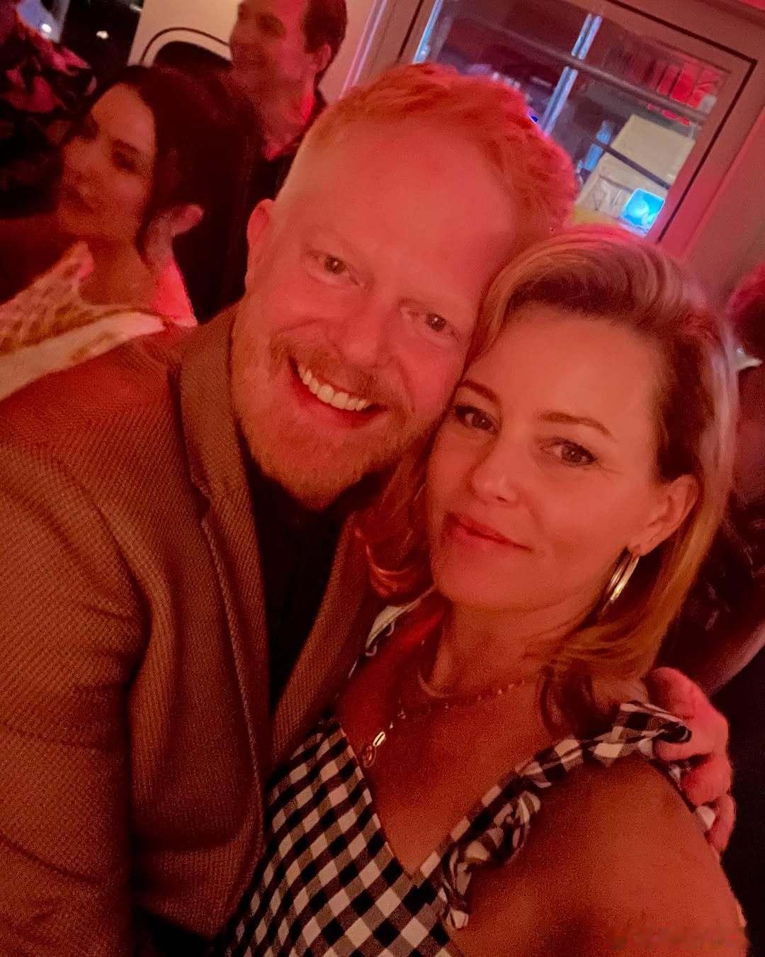 摩登家庭  原来这俩是老闺蜜了！Jesse Tyler Ferguson在社媒祝