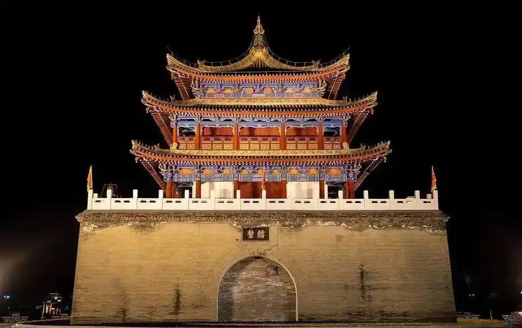 看到一篇关于户县钟楼的题记：“城楼列峙，中心无主，必致地脉散也，人文不振，议建文