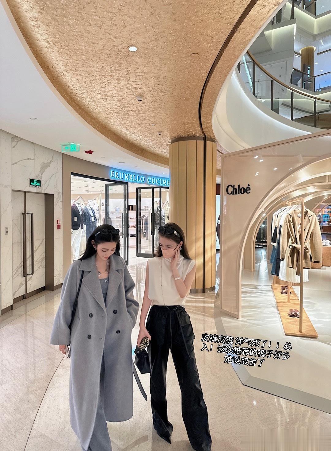 happy shopping day！今天穿的算是时髦逛街的白领？[嘻嘻]这套是