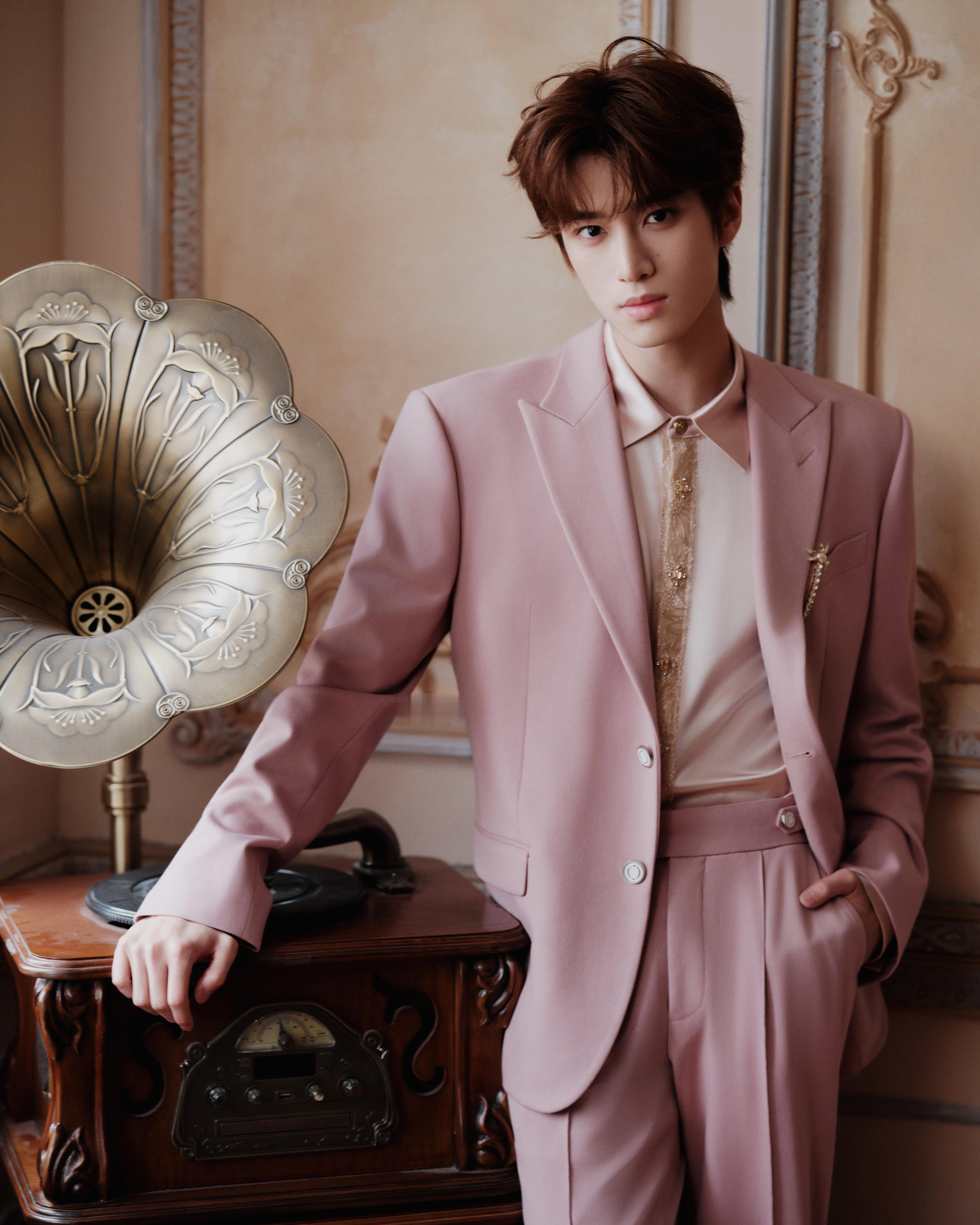 张康乐今日出席Roger Vivier品牌线下活动造型图集，身着一袭粉色戗驳领西