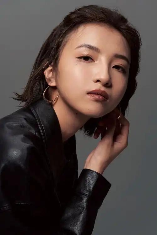 如何用深色露肤和硬质细节穿出让人一眼记住的冷感恶女气质。
 
她很擅长把这种气质