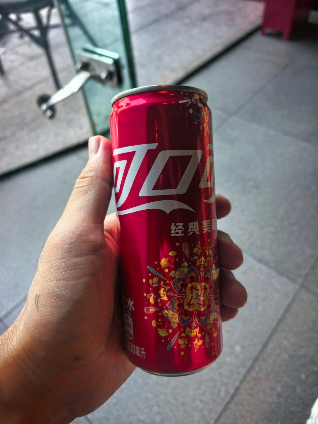 过去我是可乐不离身，床头柜旁边还有一箱，半夜起来还会开一听的那种现在牙不行，也开