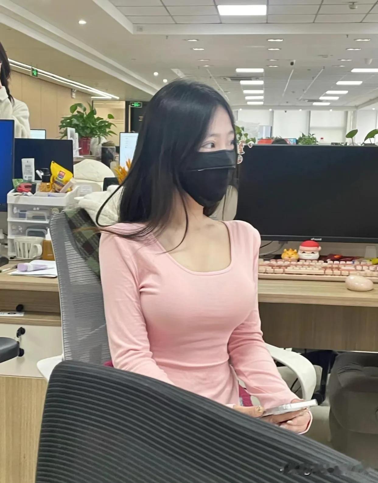公司新招的同事，这身材好到让大部分男同事心动，女同事嫉妒