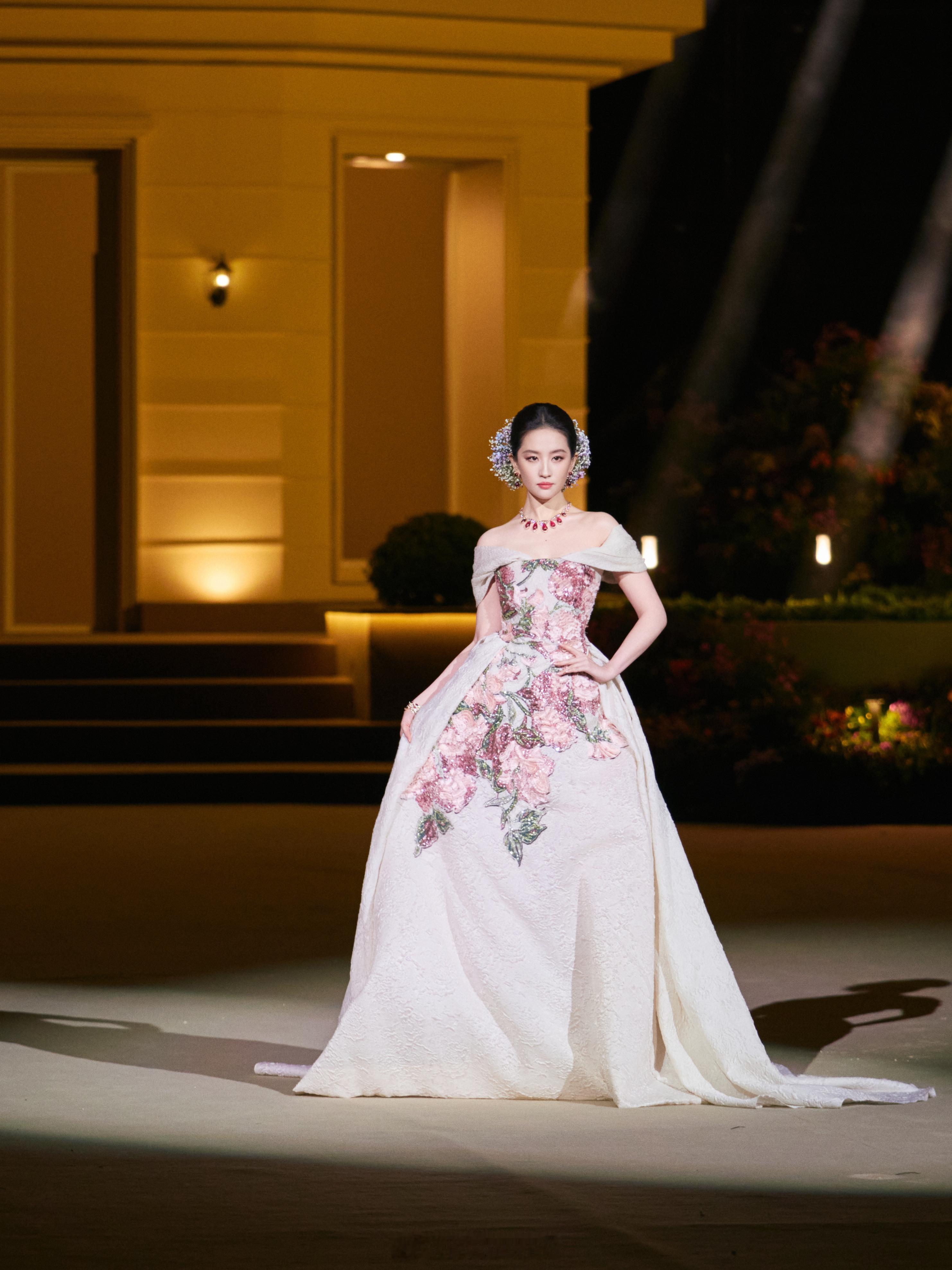 其实刘冲是因为能请到国际巨星刘亦菲压轴登场VOGUE盛典才能赢麻了的呀！[不愧是