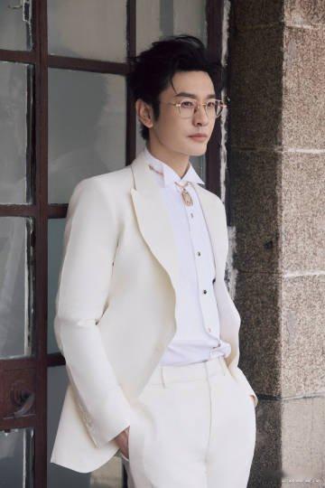黄晓明好一个饭撒 黄晓明饭撒细节太动人！导演之夜慢步挥手，微笑比心满眼真诚，烟台