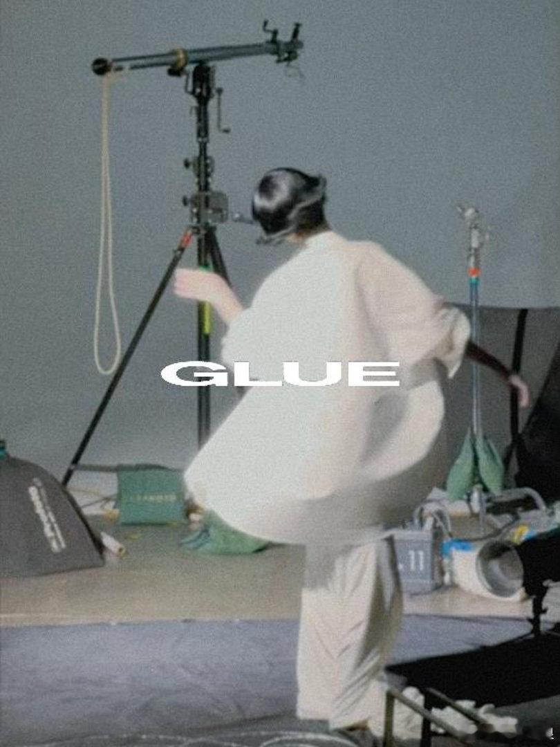 希林娜依高新专先行曲Glue 坠入温柔音浪泛起的涟漪，那些未说出口的情绪，都将在