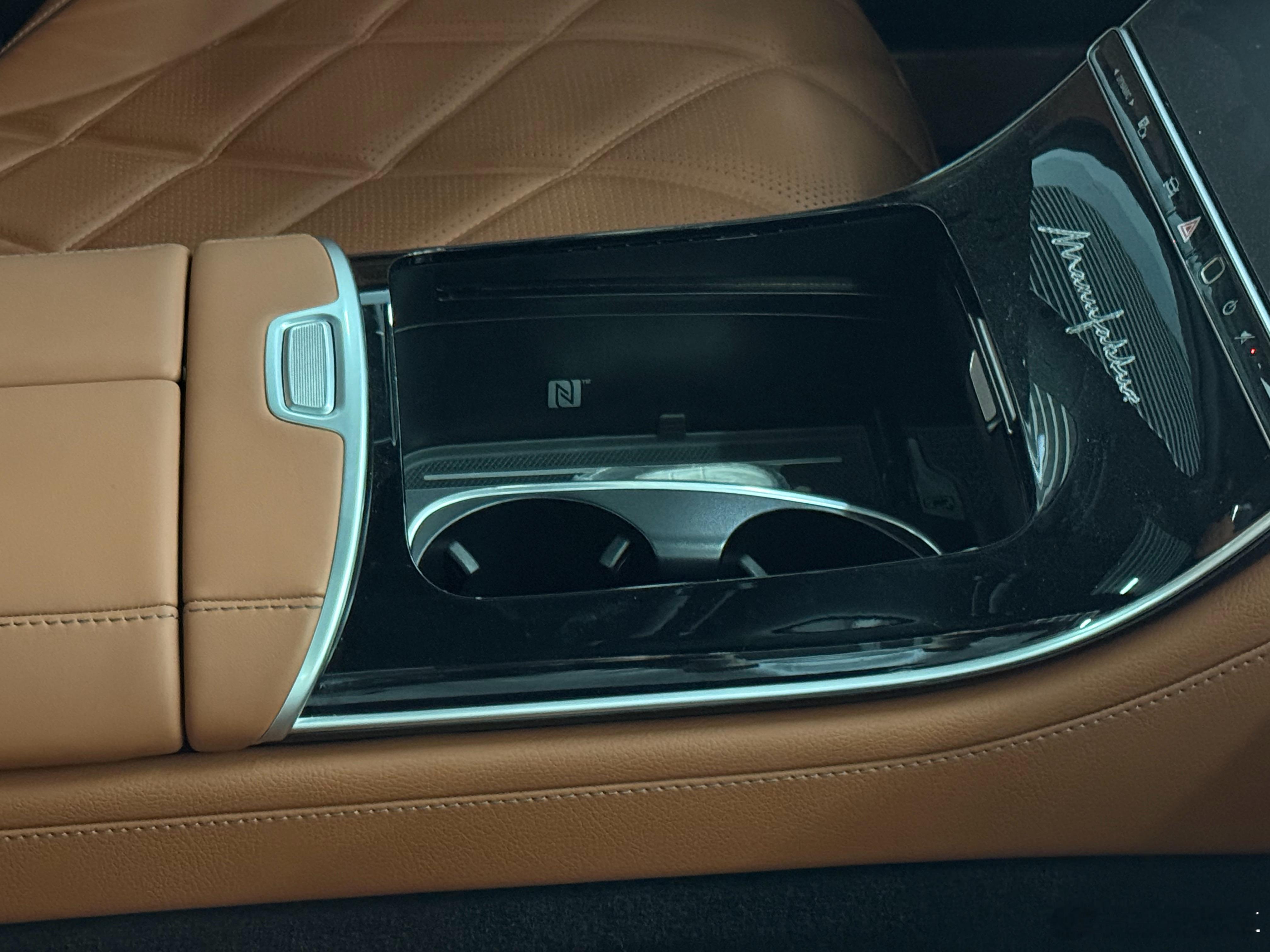 这一大早整的迈巴赫钥匙锁车里了