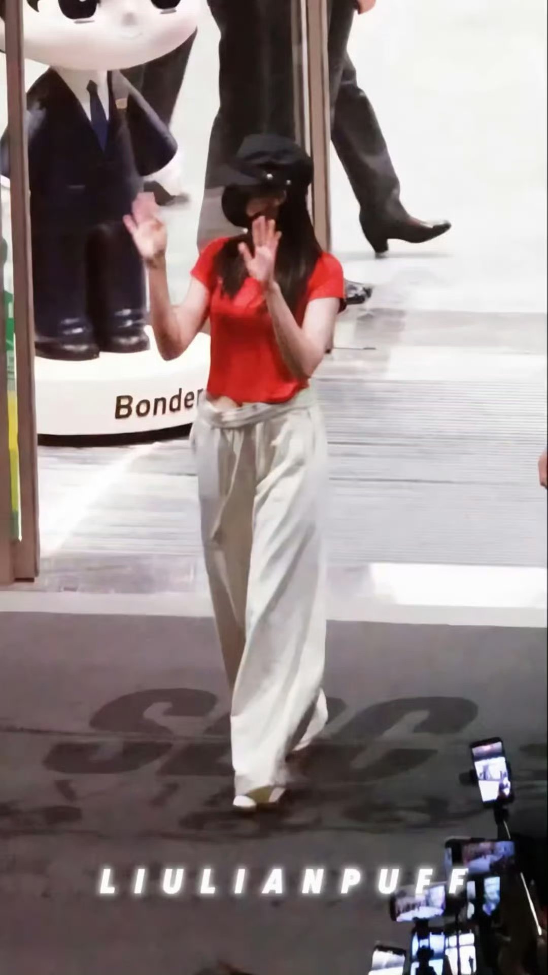 迪丽热巴把万千少女的真心抱在怀里画面太美好了