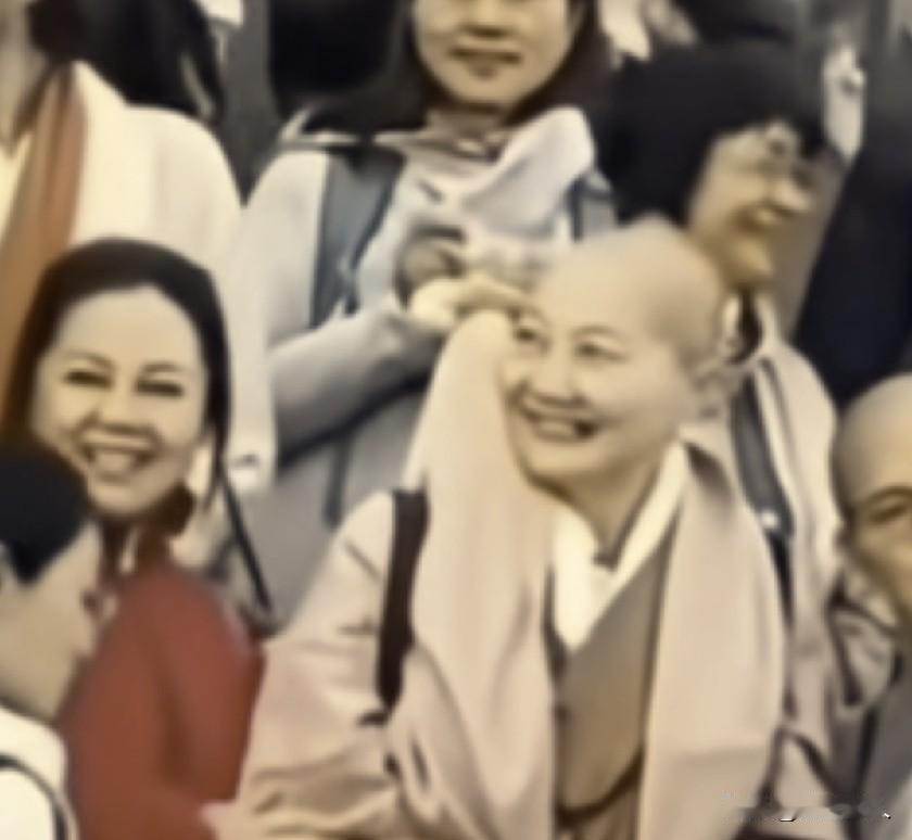 粉丝们手辛万苦终于迎来了李讷的出镜。
憨憨的嫂子，
亲亲的嫂子，
……
这何尝不