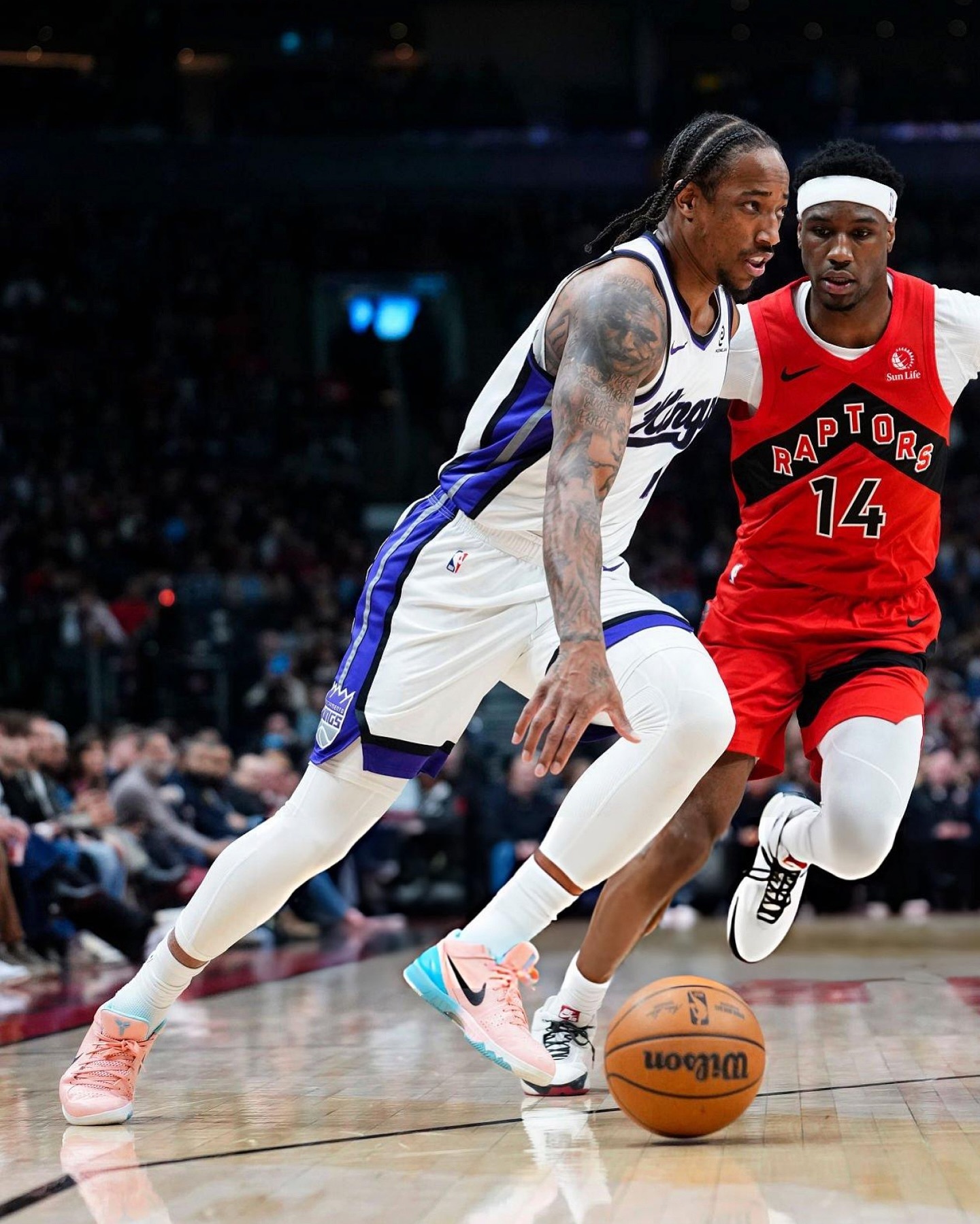 德罗赞在赛场上脚了一双个人专属的 Nike Kobe 4 Protro “Dre