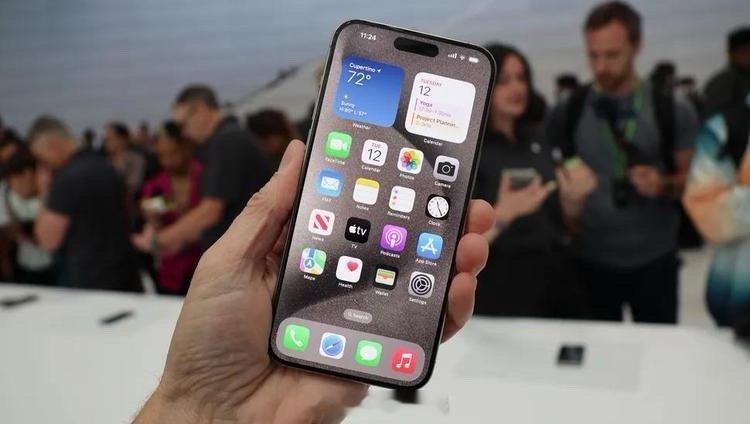 #iPhone16今晚8点预售#去年iPhone 15刚开始预售就300多万，今