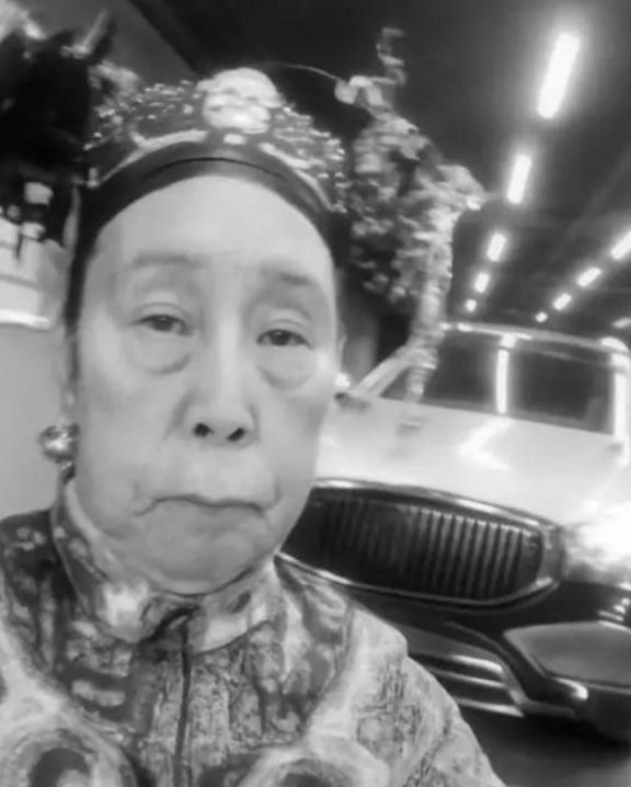 1900年八国联军攻入北京，慈禧太后西逃途中路过山西祁县乔家借银应急，乔致庸却提