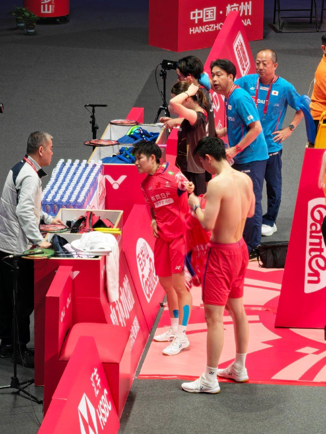 冯彦哲/黄东萍🇨🇳 22-20、17-21 🇯🇵绿川大辉/斋藤夏决胜局！