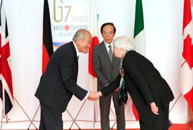 日本最近蹦跶的有点多啊！日本承诺动员10亿美元帮助乌克兰周边国家接收难民。

日
